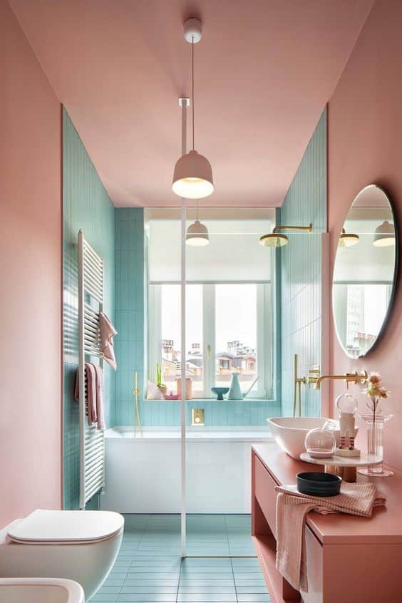 salle de bain design avec mur rose et carrelage vert céladon