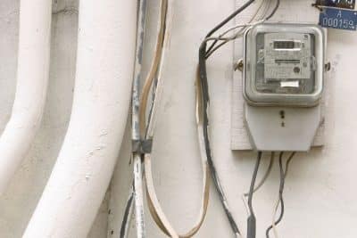Toutes les astuces pour cacher joliment le compteur électrique de votre maison