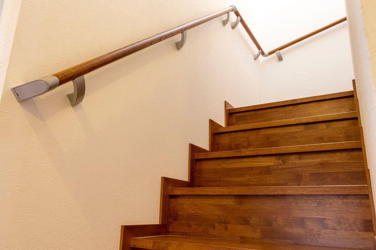 Toutes les étapes importantes pour poncer un escalier en bois correctement