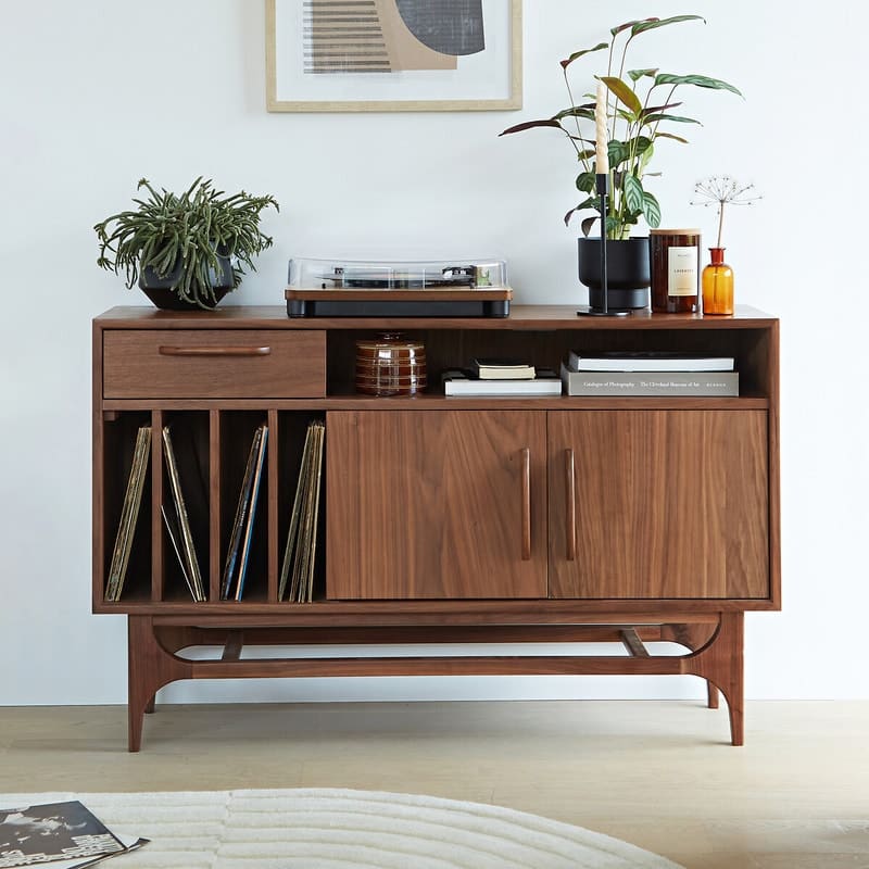 coin musique salon Un buffet en noyer avec rangement pour vinyle et petite décoration en cannage La Redoute Intérieurs