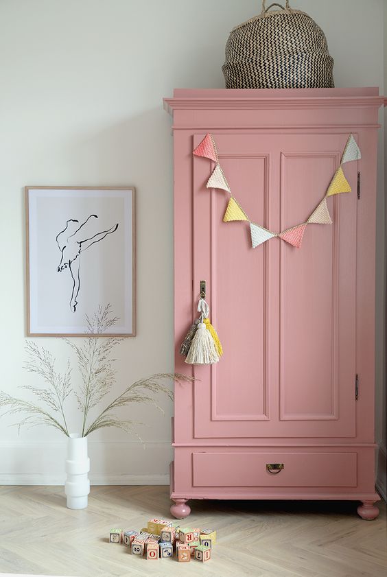 Une armoire vintage rose