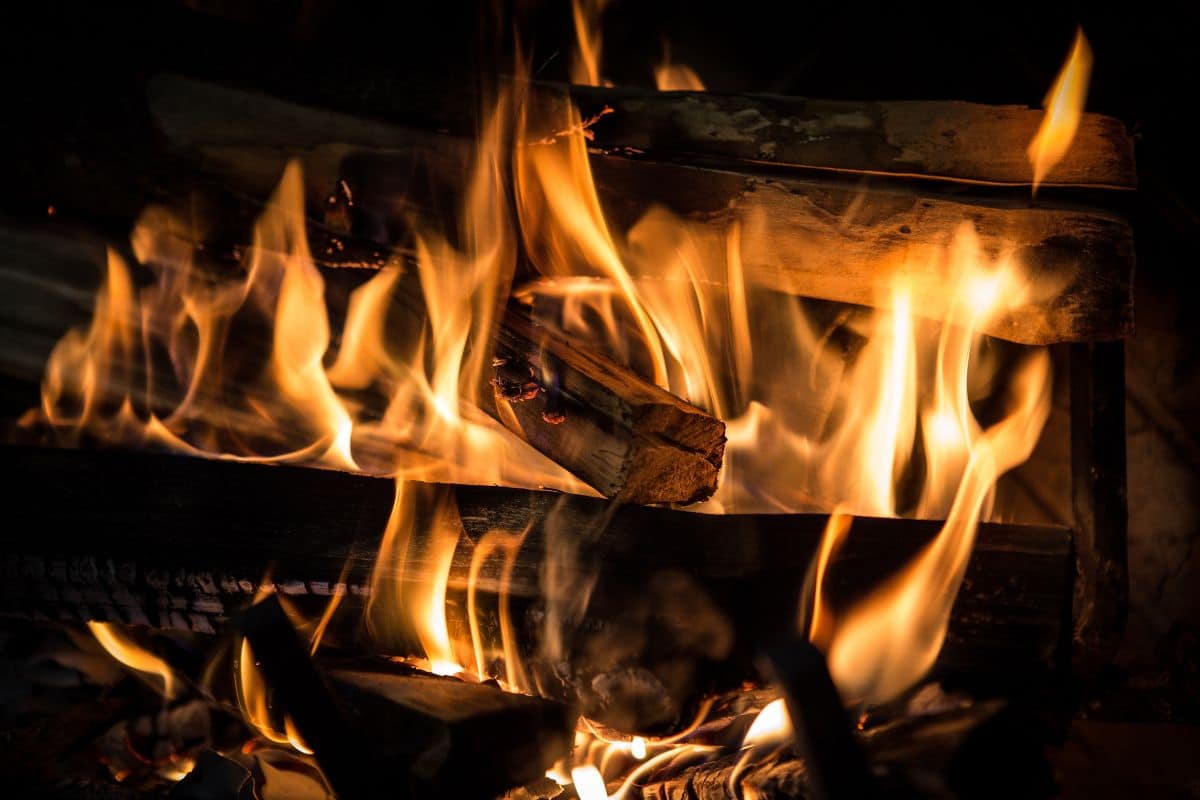 Votre bois de chauffage noirci, mais ne brule pas ? Voici ce qu'il faut faire faire !