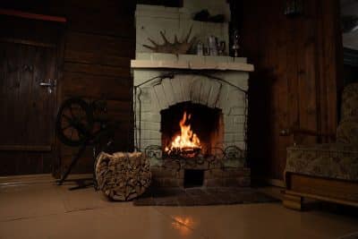 6 astuces et conseils pour faire durer un feu de cheminée sans consommer plus de bois