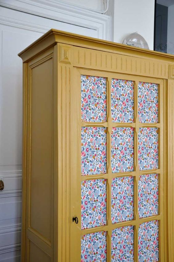 Armoire personnalisée jaune moutarde avec du papier peint look campagne