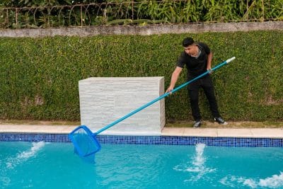 Comment bien nettoyer sa piscine avant l'arrivée des beaux jours ?