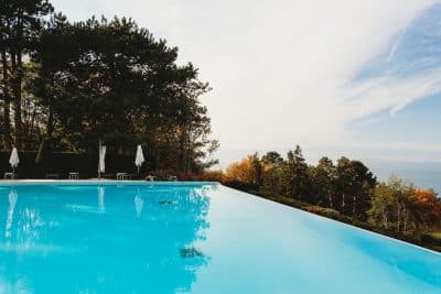 Comment entretenir une piscine à débordement ?