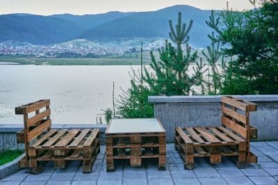 Créez votre propre salon de jardin 100 % homemade sans difficulté avec des palettes