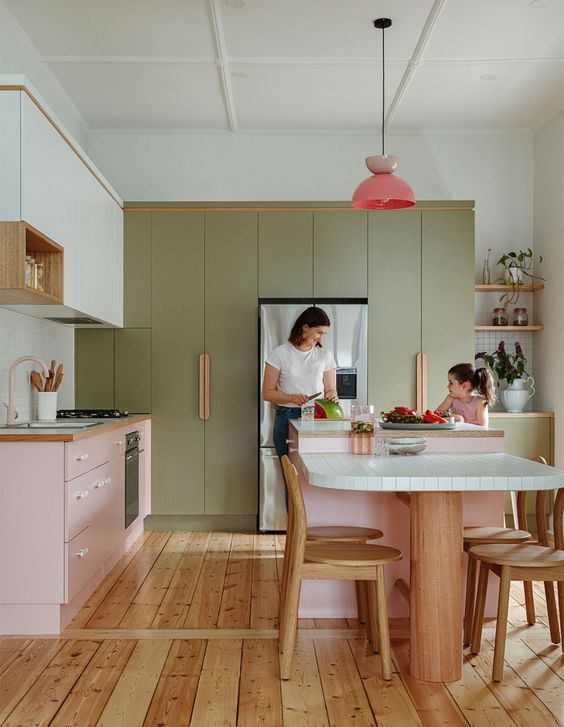 cuisine design verte et rose avec ilot central