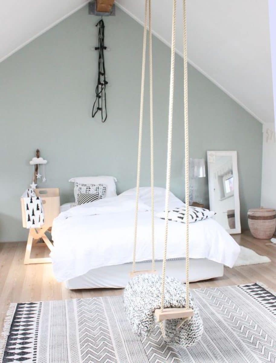 décoration vert celadon dans une chambre sous les combles avec balancoire en bois