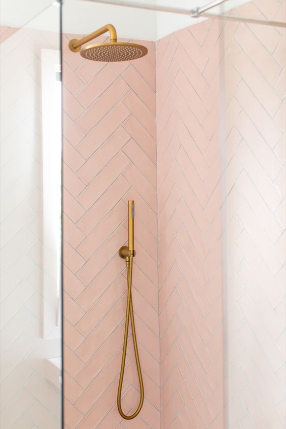 douche à l'italienne rose avec colonne de douche dore