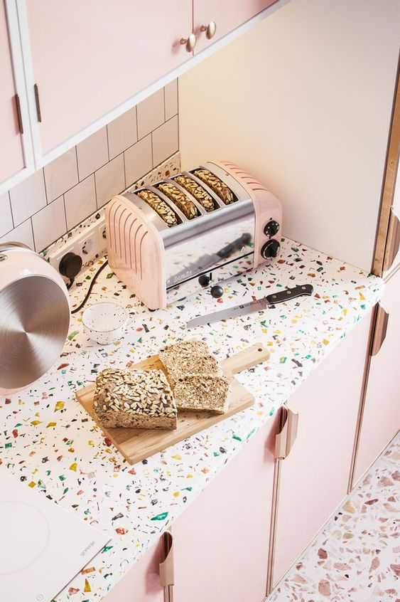 électroménager vintage rose dans cuisine avec terrazzo