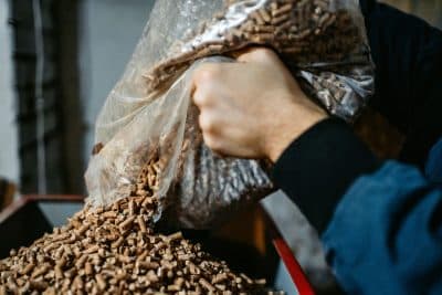 Est-il intéressant d'acheter et stocker des pellets en avance ?