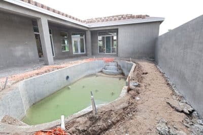 La construction de piscine va-t-elle vraiment devenir interdite ? Tout savoir