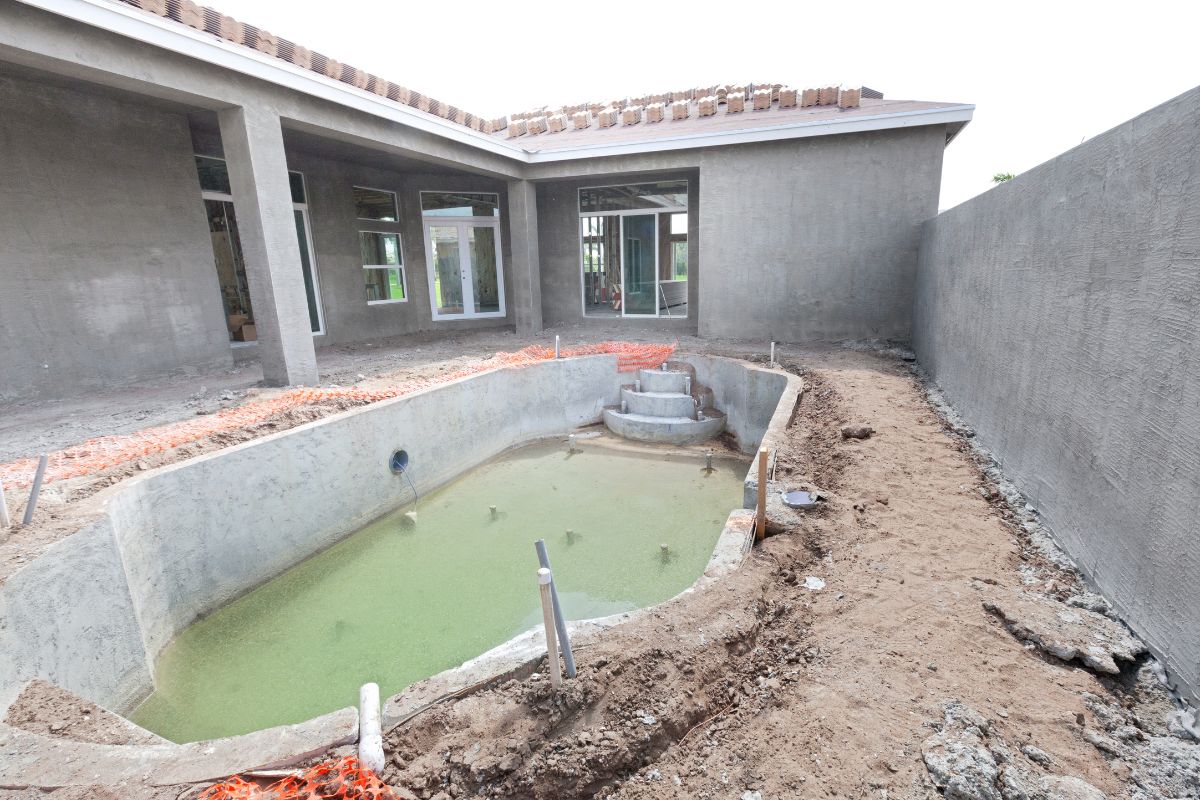 La construction de piscine va-t-elle vraiment devenir interdite ? Tout savoir