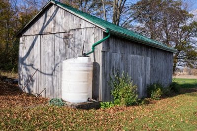 Pourquoi et comment installer un récupérateur d'eau de pluie dans son jardin ?