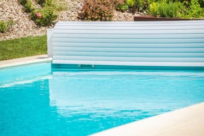 Quelles taxes payerez-vous pour un abri de piscine en 2023 ?