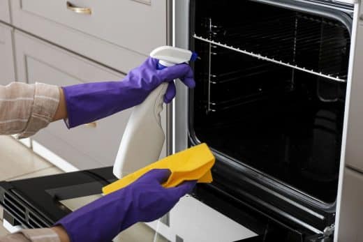 À épingler : Redonner à son four un aspect neuf sans utiliser de produits chimiques, c’est possible : on vous explique comment faire !