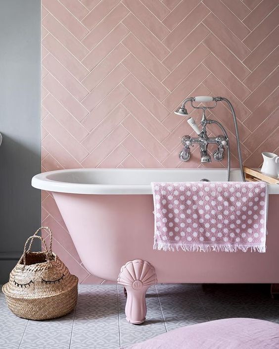 salle de bain avec baignoire rétro rose