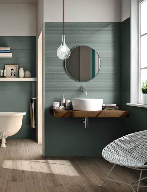 Salle de bain couleur vert céladon avec un parquet exotique