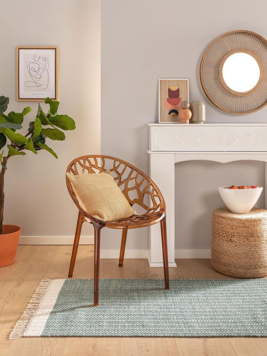 un coin zen dans la chambre avec un tapis vert céladon