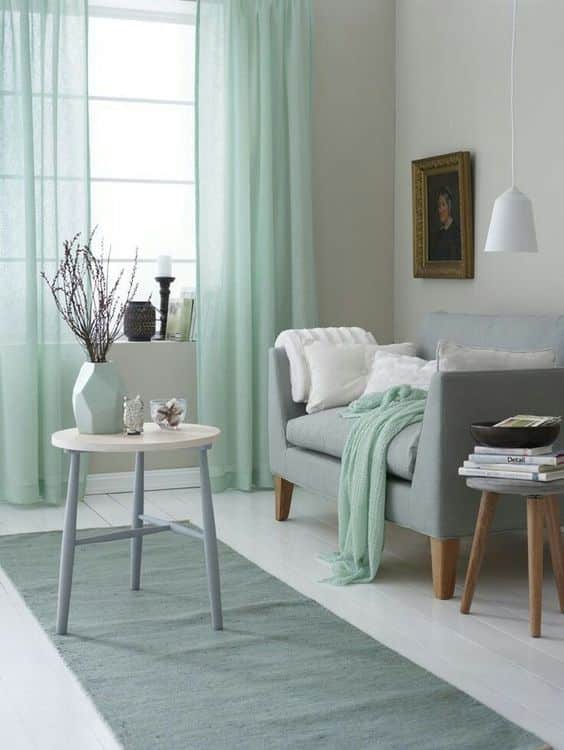 Un salon avec un tapis vert céladon 