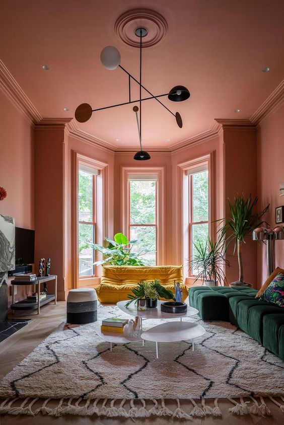 un salon contemporain avec murs et plafond rose