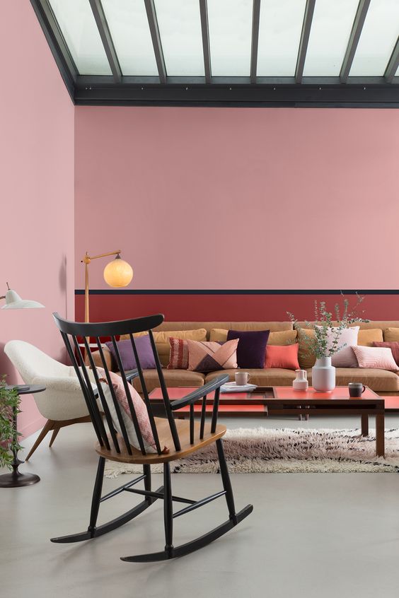 un salon rose design avec beaucoup de coussins