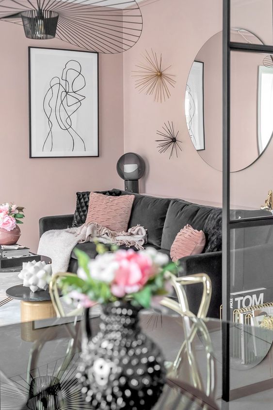 Un séjour à la déco gris et rose avec des notes de noir