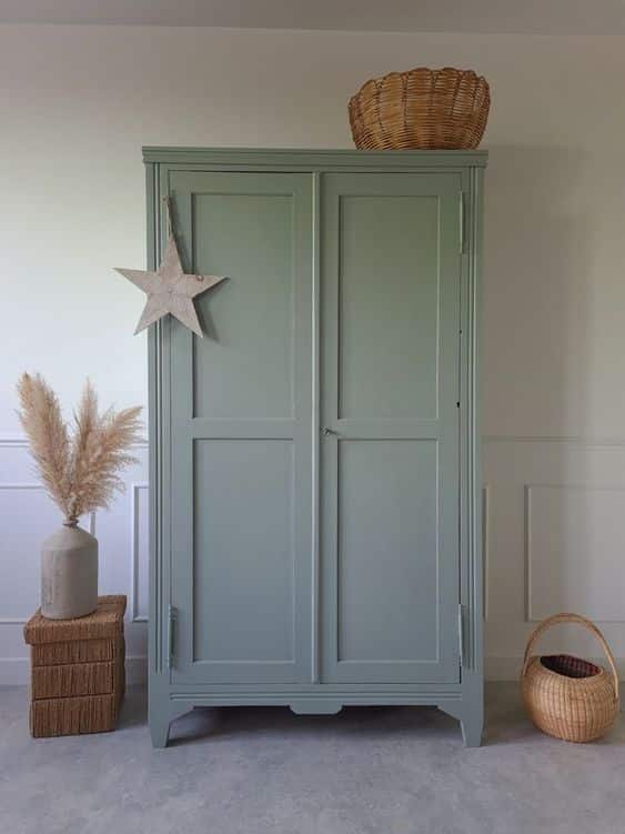 Une armoire vert céladon 
