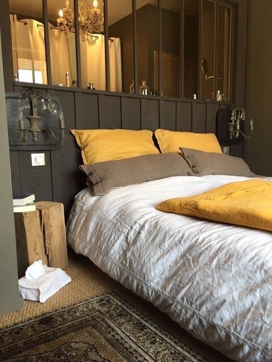 Une chambre cosy et brune avec des touches de jaune