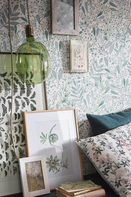 Une chambre fleurie avec une déco vert céladon