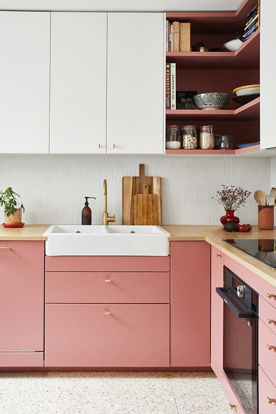 Une cuisine bicolore rose et blanche