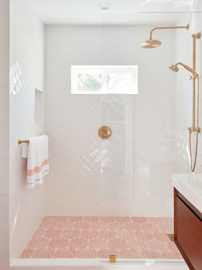 Une douche à l'italienne avec un carrelage de sol rose