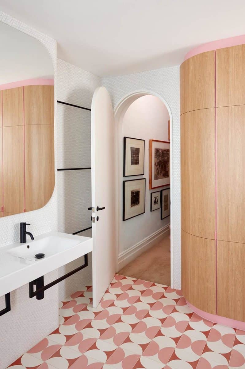 Une salle de bain avec un sol graphique rose