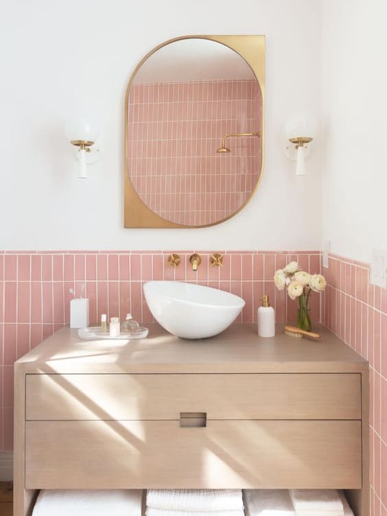 une salle de bain avec une crédence rose