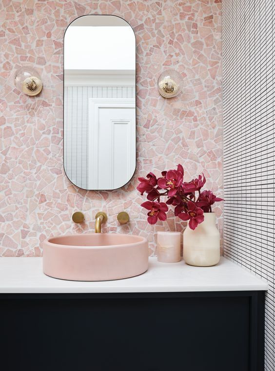 Une salle de bain design avec vasque rose