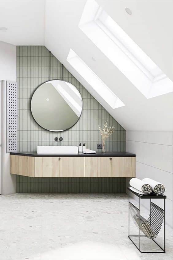 Une salle de bain minimaliste et design avec un mur vert céladon
