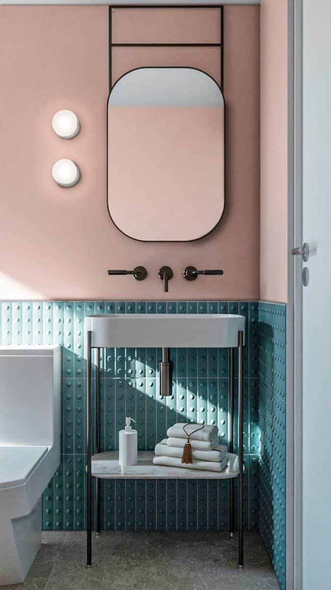 une salle de bain rose poudré avec un carrelage bleu canard
