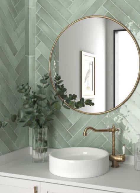 Une salle de bain vintage avec une crédence vert celadon en carrelage