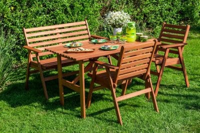 Aménager du mobilier en bois dans son jardin : est-ce réellement une bonne idée ?