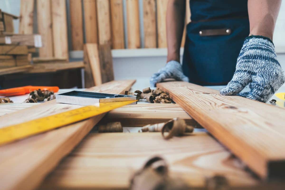 Bricolage facile : comment fabriquer une étagère en bois pour optimiser son rangement