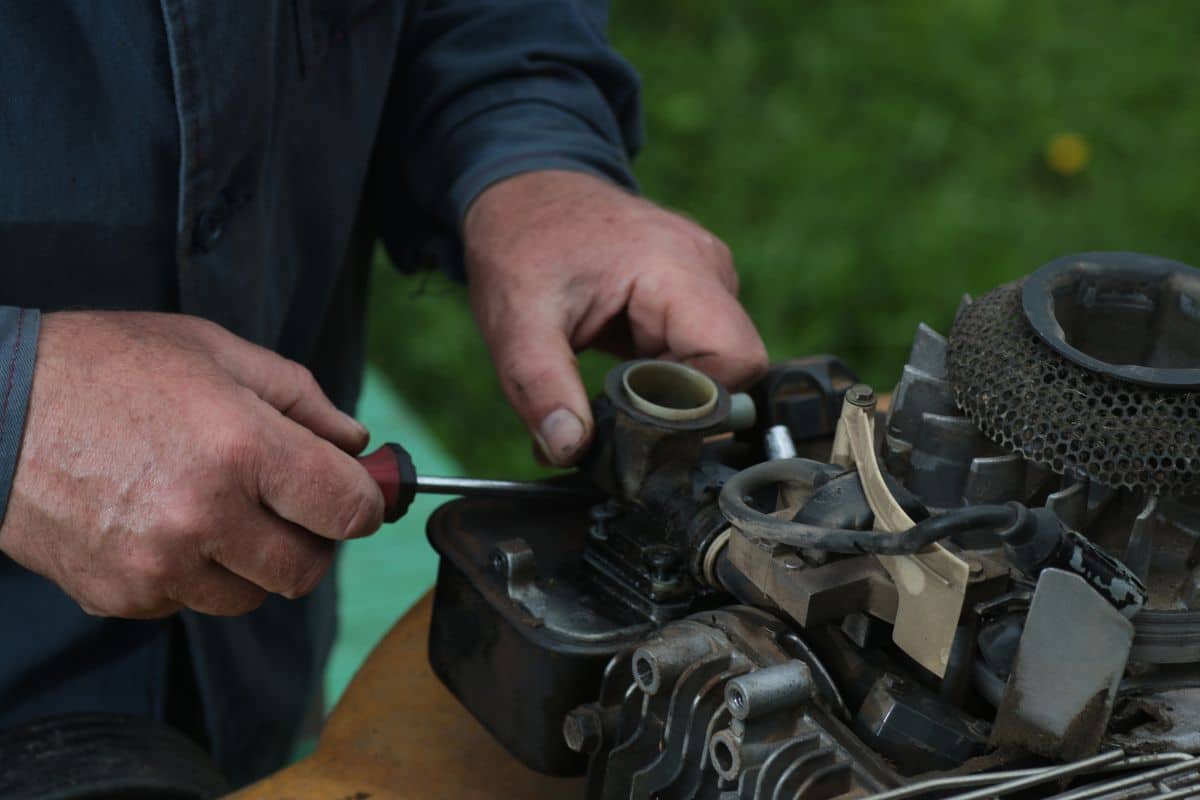 Comment entretenir et réparer sa tondeuse à gazon pour un jardin impeccable