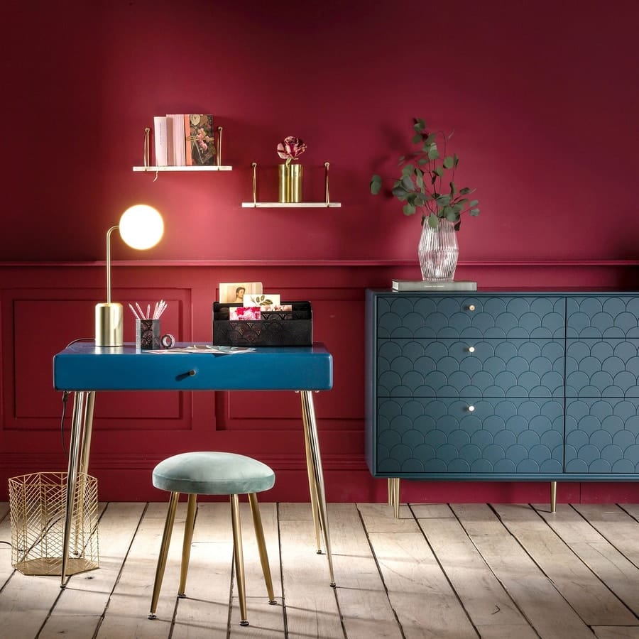 Des etagere en marbre sur un mur rouge dans une décoration retro