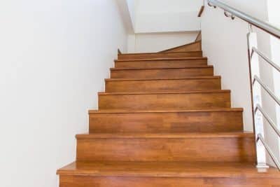 Les 9 astuces d'entretien naturels pour entretenir un escalier en bois sans l'abîmer 