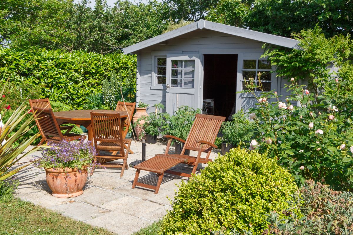 Les beaux jours approchent, aménagez votre abri de jardin pour en faire un endroit cosy