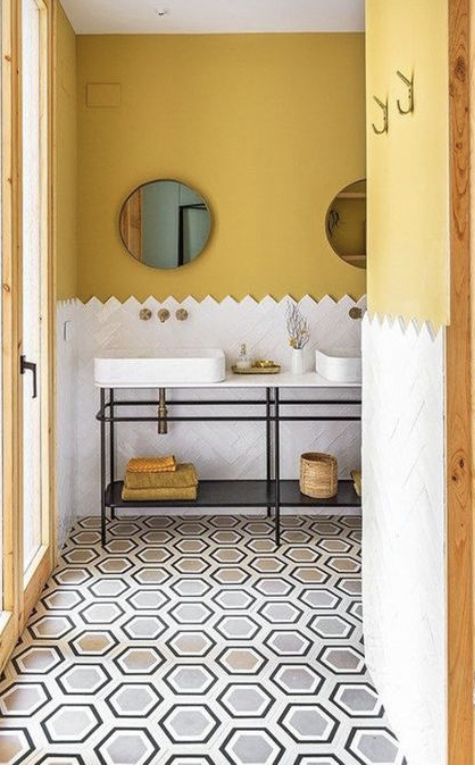 salle de bain scandinave avec un mur jaune moutarde