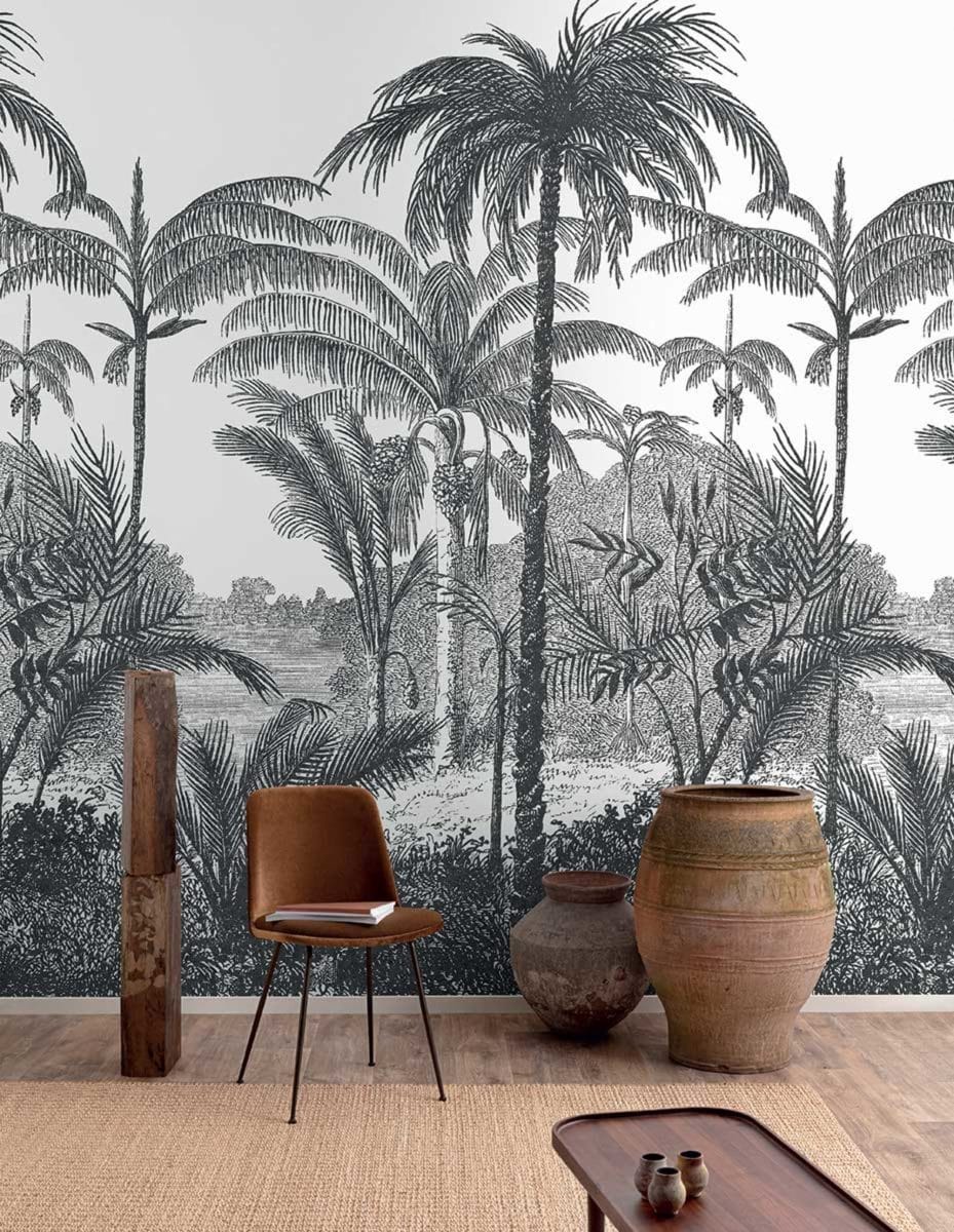 Un salon avec un papier peint d'esprit tropical