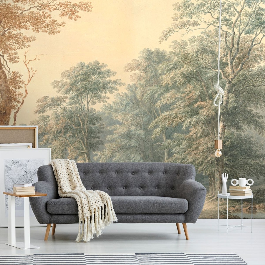Un salon avec un papier peint panoramique inspiré de la foret