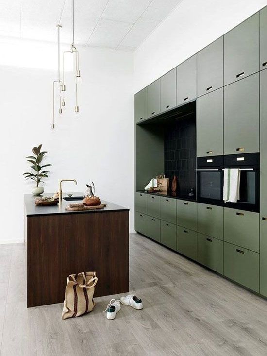 Une cuisine design avec ilot central en bois et mobilier vert kaki