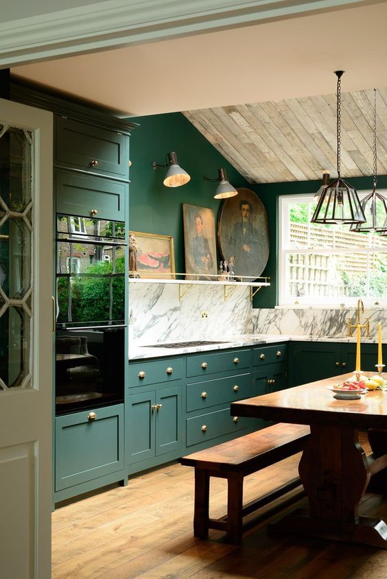Une cuisine d'esprit atelier avec des meubles vert émeraude